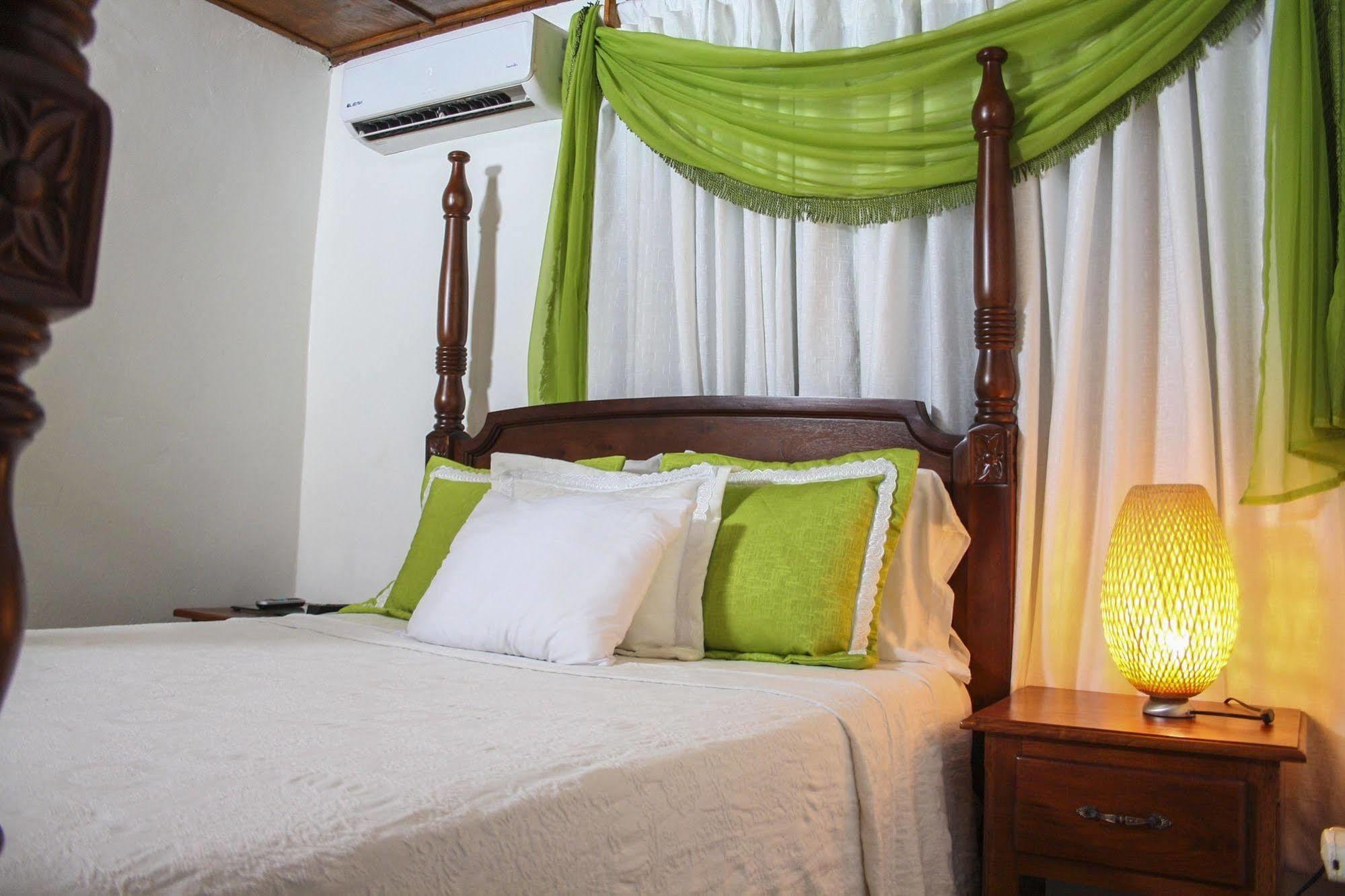 Hotel Sea Breeze Paraiso  Exterior photo